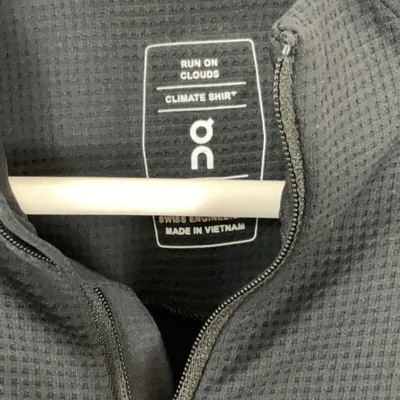 On Women's Climate Quarter-Zip Running Top black - Picture 3 of 7